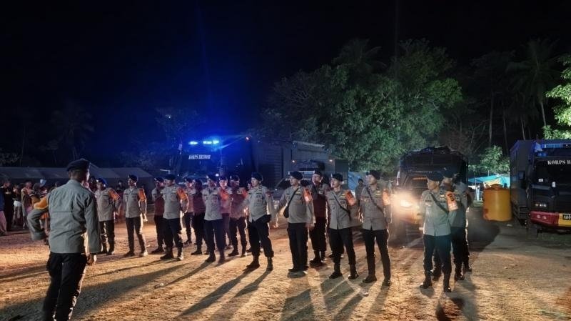 SATBRIMOB POLDA NTB TUNAIKAN MISI KEMANUSIAAN PASCAGEMPA DI ENDE DAN SIKKA NTT