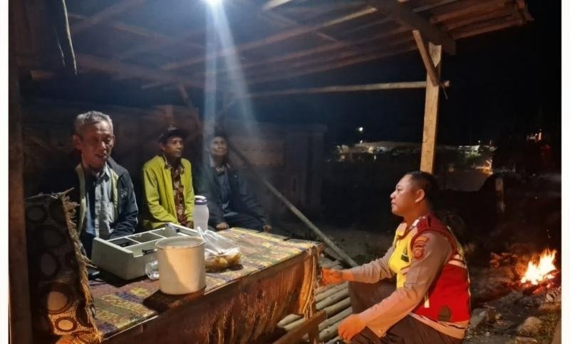 Personel Polsek Pangkalan Lakukan Sambang Dialogis, Ngawangkong Bersama Warga di Wilayah Binaan