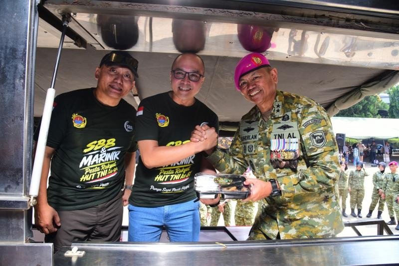 RAYAKAN HUT KE-81 TNI, KORPS MARINIR GELAR PESTA RAKYAT MAKAN GRATIS DI CILANDAK