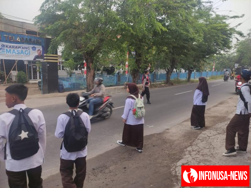 Aiptu Yosep Bhabinkamtibmas Polsek Telagasari Lakukan Gatur Pagi dan Bantu Siswa Menyebrang