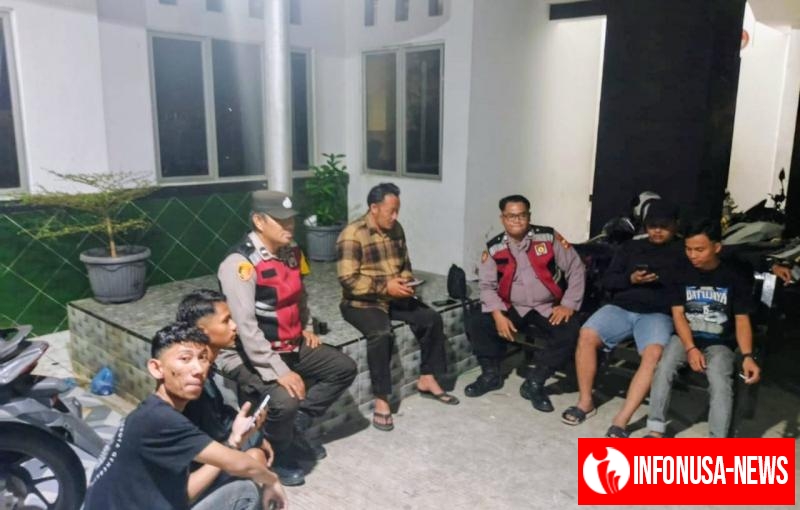 Kanit Sabhara Polsek Batujaya bersama Anggotanya Sambangi Masyarakat Desa Karyamakmur untuk melaksanakan Kegiatan Ngawangkong