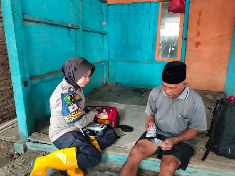 Polres Karawang Hadir Beri Layanan Kesehatan bagi Warga Terdampak Banjir Karangligar