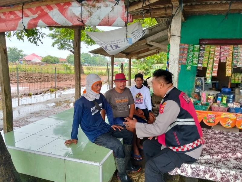 Anggota Polsek Batujaya ajak Masyarakat Binaannya untuk menjaga Kamtibmas disiang hari