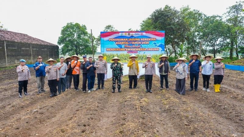 Polres Karawang Dukung Swasembada Pangan, Kapolres Pimpin Penanaman Jagung Serentak Kuartal I tahun 2026