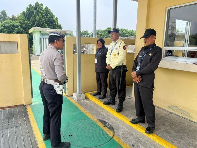 Polantas Menyapa Security Kawasan Industri Surya Cipta, melalui Sosialisasi Tertib Berlalu Lintas
