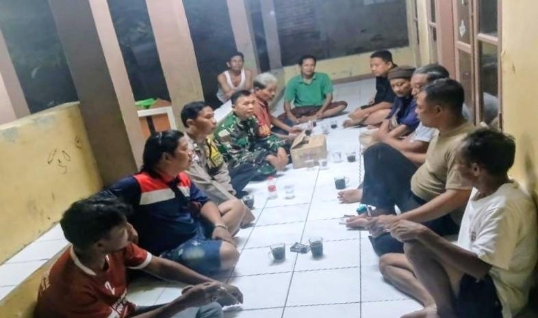 Sinergitas Duo Pembina Desa Pinayungan, Sambangi Warga Dusun Sukajaya di Malam Hari