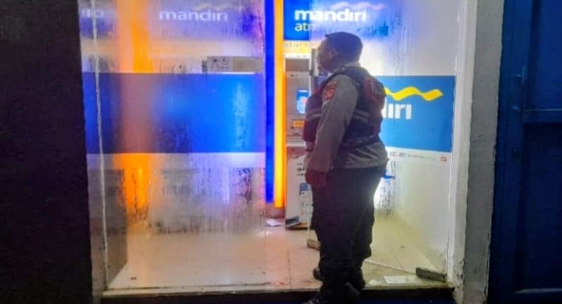 Personel Polsek Lemahabang Laksanakan Patroli Prekat Malam Di Obyek Vital