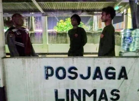 Bhabinkamtibmas Polsek Telagasari Jaga Kamtibmas Bersama Masyarakat Lewat Giat Siskamling