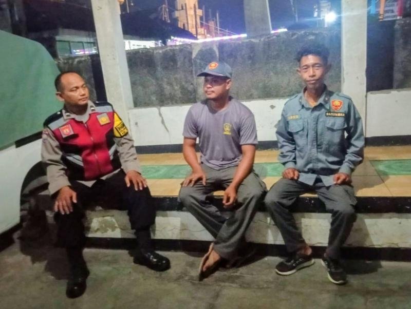 Bhabinkamtibmas Polsek Telagasari Dampingi Warga Binaan Jaga Kondusifitas Lingkungan Dalam Giat Ronda