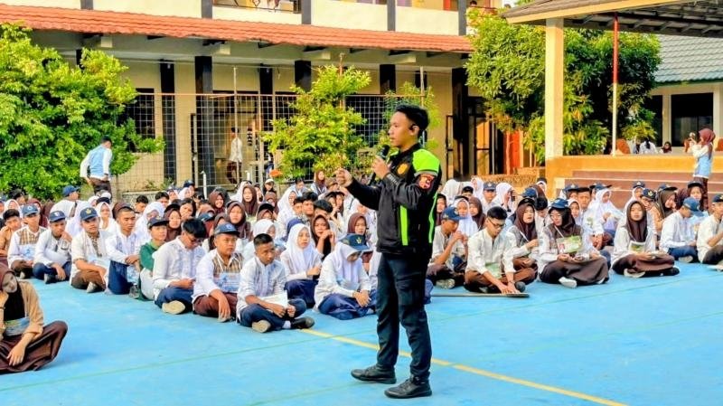 Polantas Menyapa, Sampaikan Materi MPLS saat Laksanakan Police Goes to School di SMAN 2 Karawang