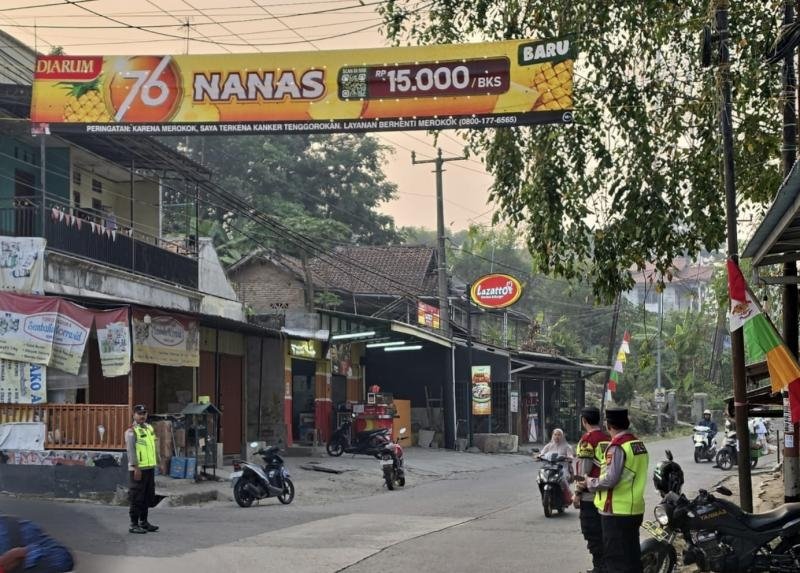 Gelar "Sapa Pagi" Personil Polsek Tegalwaru Giat Pengaturan Lalu Lintas di Loji Cegah Kemacetan