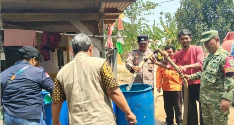 Polresta Karawang Bersama TNI dan BPBD Salurkan Air Bersih untuk Warga Terdampak Kekeringan
