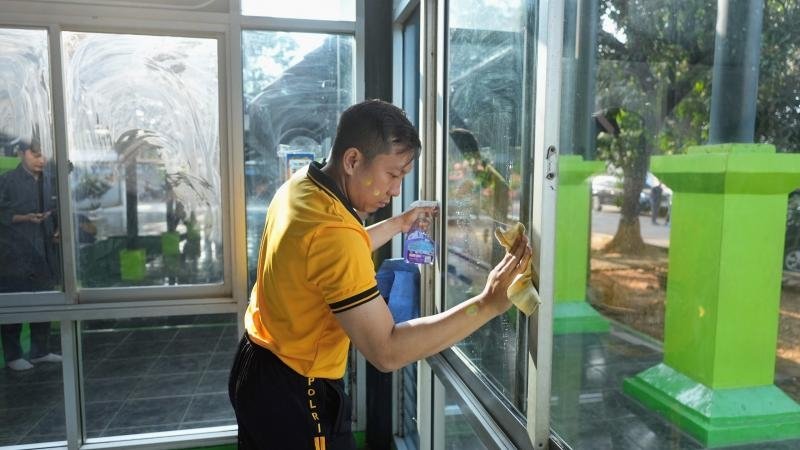 Green Policing Polresta Karawang Datangi Masjid: Menjaga Lingkungan Yang Bersih Dan asri.