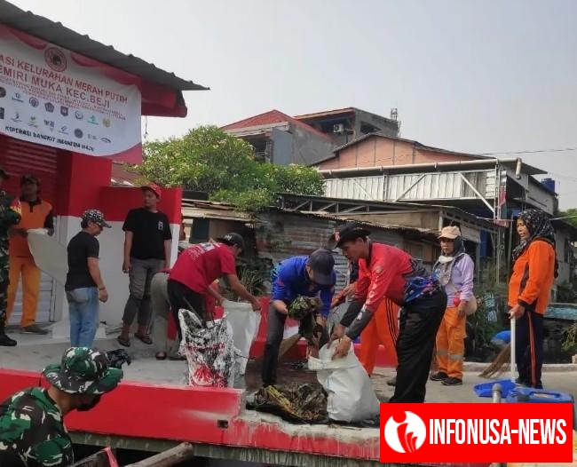 Tim Tagana Kota Depok Bantu Membersihkan Sampah di Aliran Kali di Sekitar Pasar Kemiri