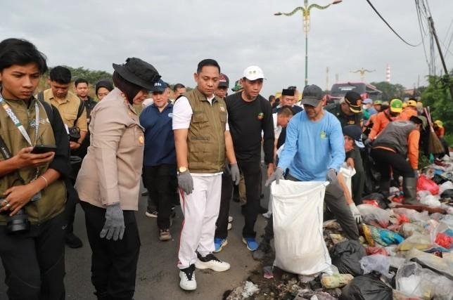 Menteri LH dan Plt Bupati Bekasi Turun Tangan Bersihkan Kalimalang, Ajak Warga Jaga Bumi Bersama