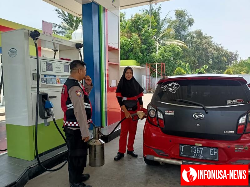 Guna Ciptakan Rasa Nyaman dan aman kepada warga Masyarakat saat mengisi bahan bakar, Personil Polsek Tempuran Sambangi SPBU.