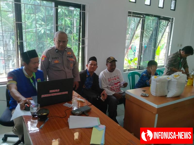 Bhabinkamtibmas Polsek Rengasdengklok Lakukan Monitoring dan Pengamanan Distribusi Bantuan Beras untuk 499 KPM