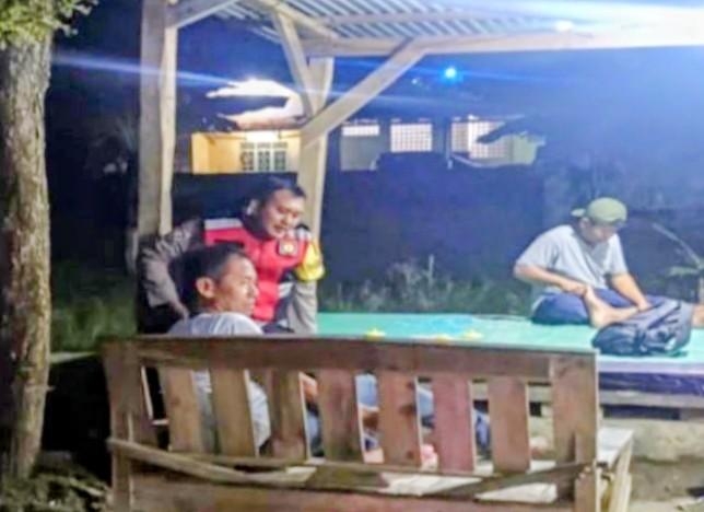 Aipda Abdul Rahman Bhabinkamtibmas Polsek Banyusari Kembali Ikut Serta Kegiatan Ronda Bersama Warga