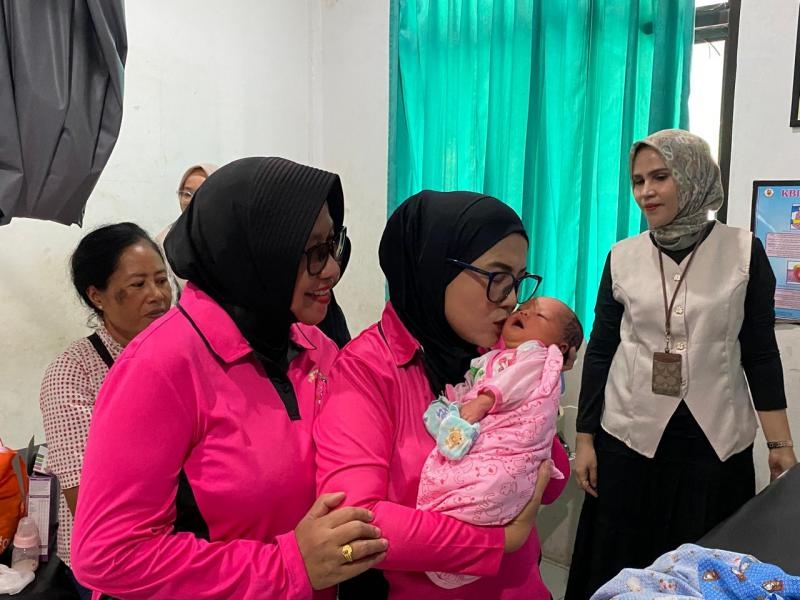 Di Gendongan Ketua Bhayangkari, Bayi Kayangan Mendapat Pelukan Pertamanya