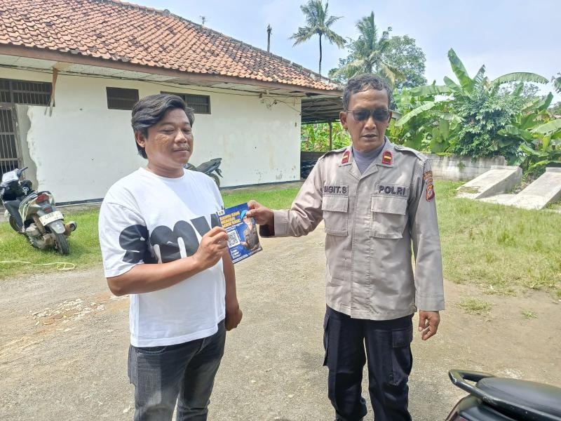 Anggota Polsek Tempuran Res Karawang Rutin laksanakan sosialisasi qr Barcode yanduan divpropam polri.
