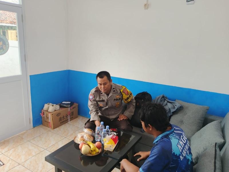 Bhabinkamtibmas Desa Karyamulya ajak Masyarakat Binaannya untuk menjaga Kamtibmas