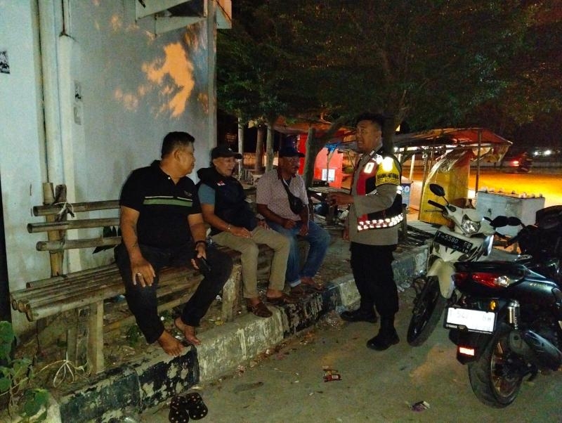 Anggota Polsek Batujaya melaksanakan Patroli Prekat serta Sambangi Masyarakat di malam hari
