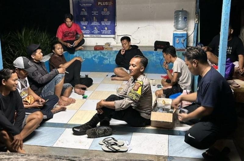 Gelar Giat Sambang, Bhabinkamtibmas Polsek Telukjambe Timur Ngawangkong Bersama Warga Dusun Karanganyar