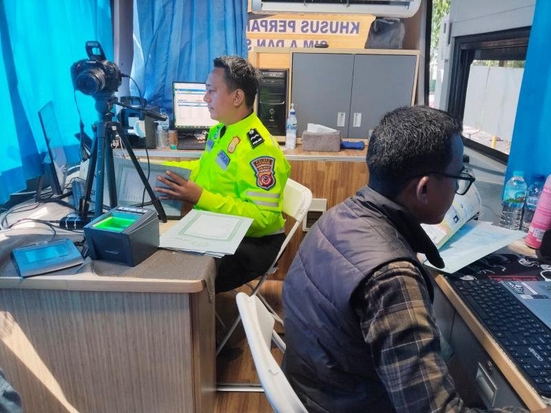 Konsistensi Satlantas Polres Karawang, Rutin Laksanakan Pelayanan Perpanjangan SIM Bagi Masyarakat