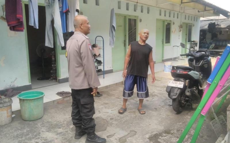 Bhabinkamtibmas Polsek Telukjambe Laksanakan Giat Sambang Humanis ke Warga Dusun Sukakarya
