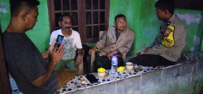 Bhabinkamtibmas Polsek Jatisari Patroli Malam Sambangi Pemukiman Warga