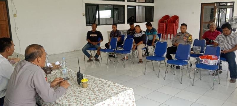 Anggota Polsek Banyusari Menghadiri Persiapan Acara Hajat Bumi di Desa Gembongan