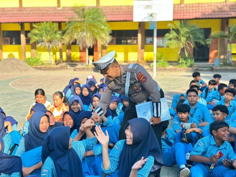 Tanamkan Budaya Tertib Lalu Lintas Sejak Dini, Ditlantas Polda NTB Edukasi Pelajar SMPN 1 Gerung