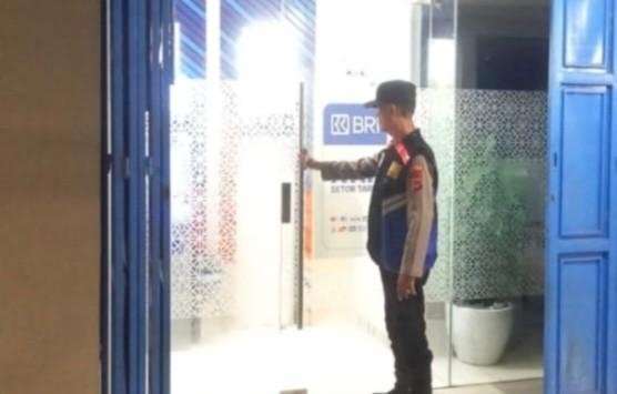 Anggota Polsek Pakisjaya Patroli Malam Bhabinkamtibmas Sambangi Area Bank BRI Dan Pertokoan