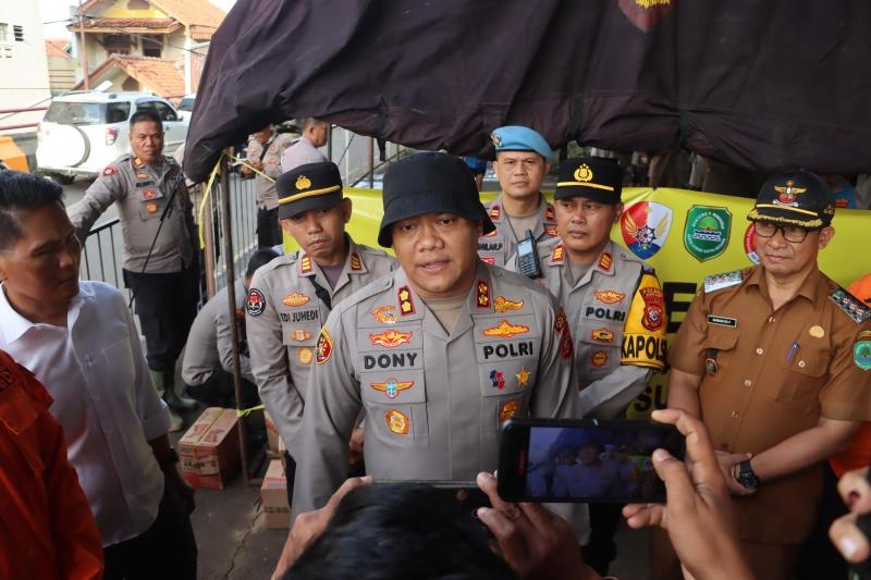 Kapolres Subang bersama Forkopimda Subang Bagikan 1000 Pouch Beras SPHP dan 1000 Dus Mie Instan kepada Masyarakat Pamanukan dan Sekitarnya yang terdampak bencana banjir