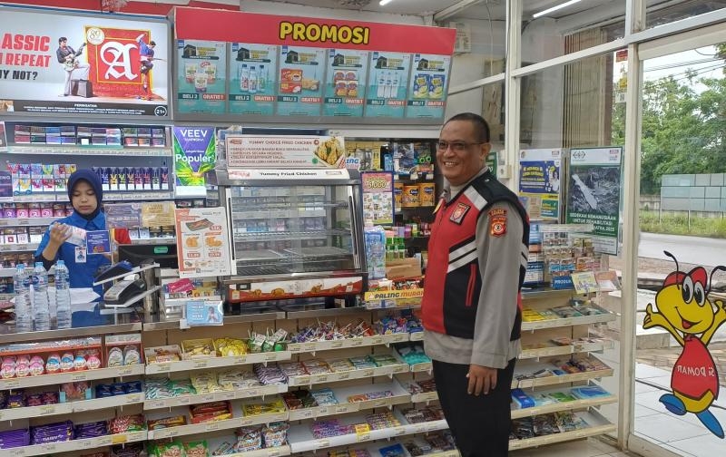 Aiptu Yulian Anggota Polsek Batujaya laksanakan Patroli Prekat serta Ciptakan Keamanan di Minimarket