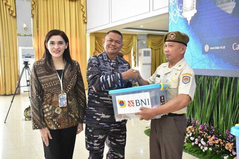 PANGKORMAR IKUTI PENYERAHAN PAKET LEBARAN PRAJURIT DAN PNS TNI AL