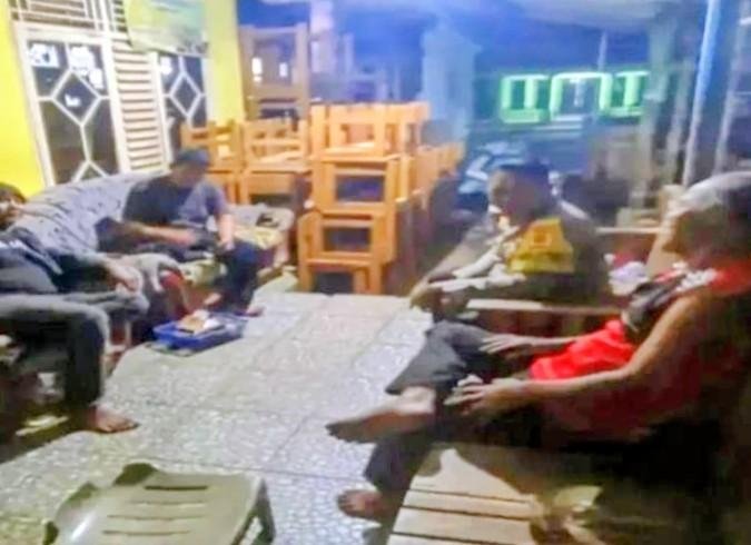 Bhabinkamtibmas Ikut Serta Dalam Giat Ronda Bersama Warga