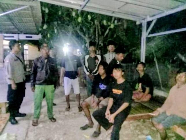 Anggota Polsek Pedes Tingkatkan keamanan Di Tengah Masyarakat