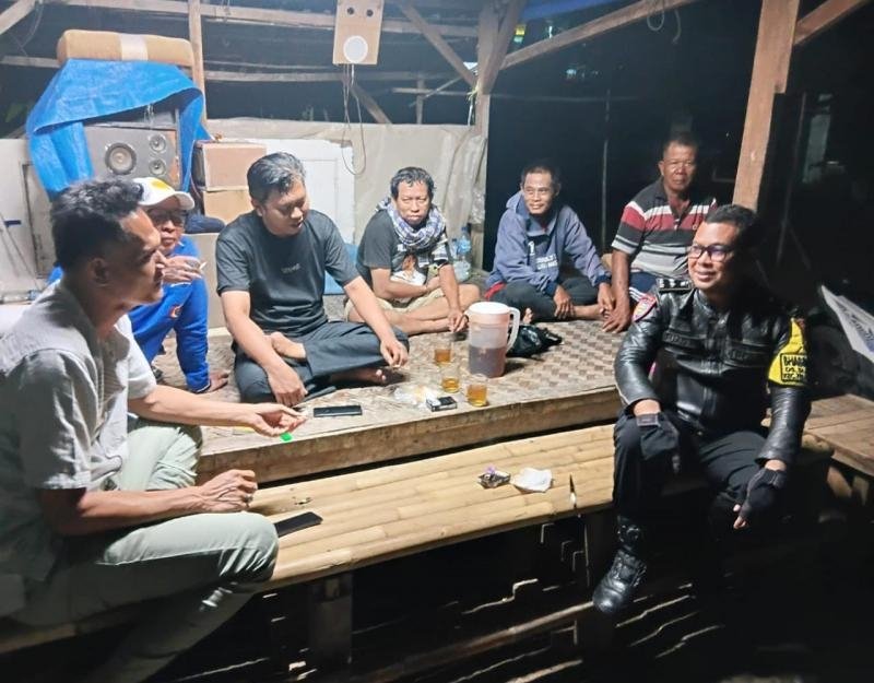 Personel Polsek Telukjambe Laksanakan Sambang Dialogis ke Warga Pasir Buah di Pos Ronda