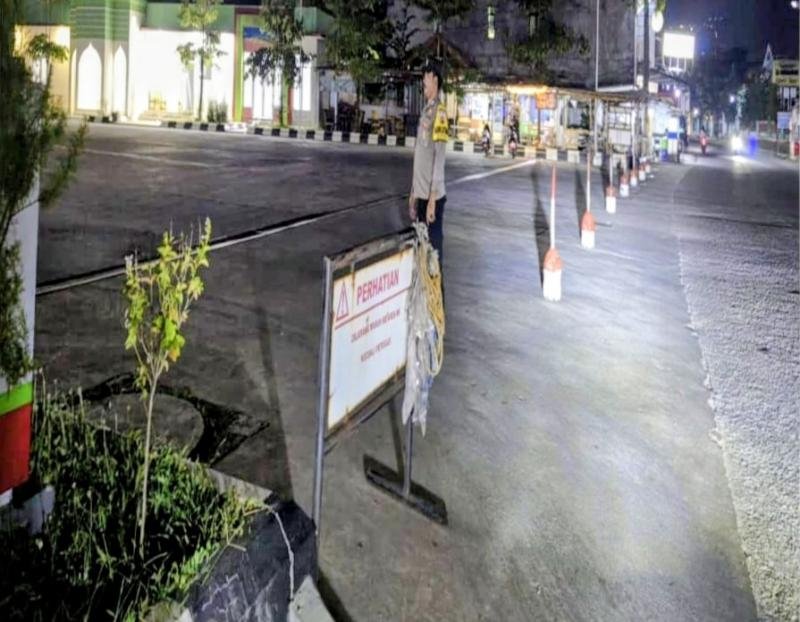 Personil Polsek Tegalwaru Patroli Malam di Depan SPBU Loji Cegah Pekat serta Pastikan Aman