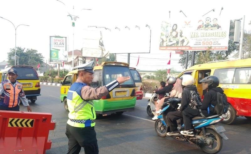 Satlantas Polresta Karawang Laksanakan Gatur Lalin, Urai Kemacetan hingga Kepadatan Kendaraan saat Hari Weekend