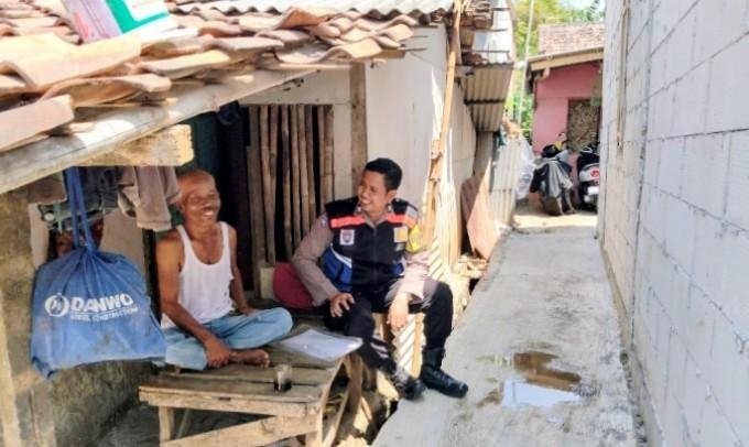 Bhabinkamtibmas Polsek Klari Sambangi Sesepuh Desa Walahar, Perkuat Silaturahmi dan Kamtibmas
