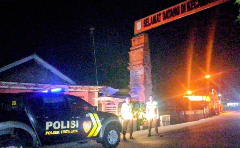 Anggota Polsek Tirtajaya Ciptakan Keamanan di Perbatasan Tirtajaya dengan Jayakerta di malam hari