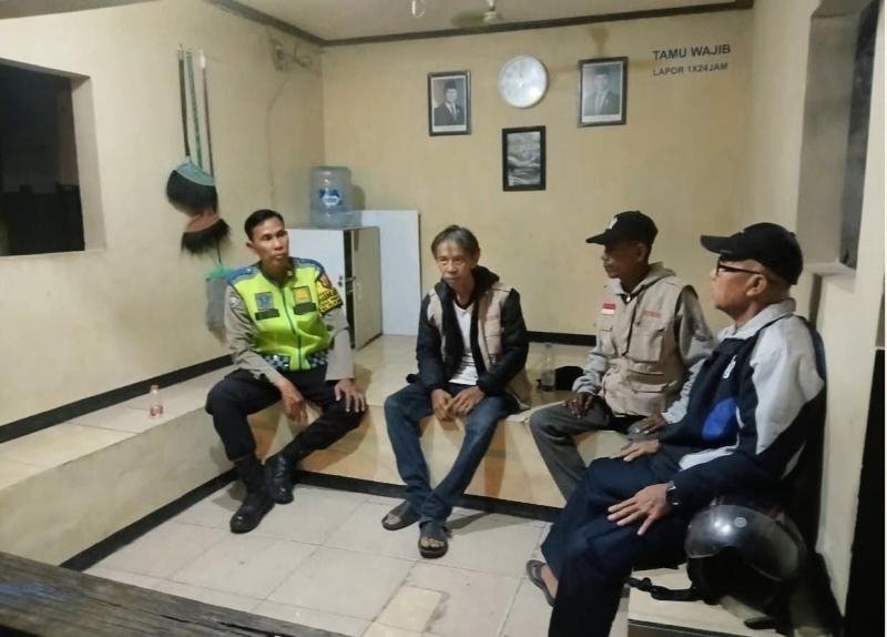 Bhabinkamtibmas Desa Pinayungan Lakukan Giat Ngawangkong di Pos Ronda Bersama Warga Sukadana
