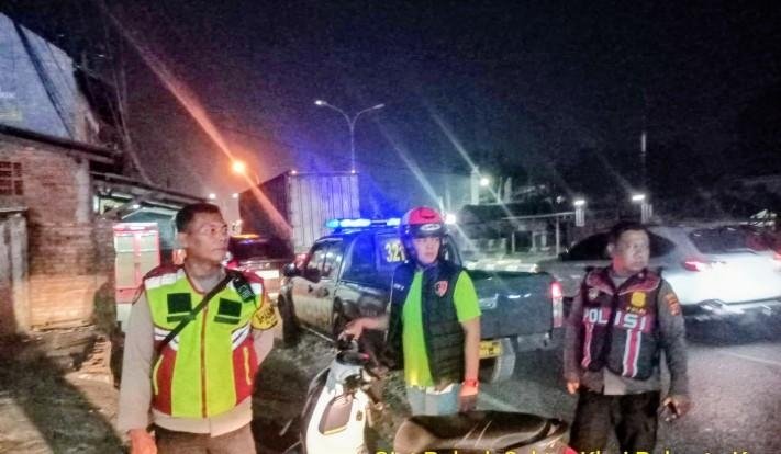 Patroli Malam Antisipasi 3C dan Tawuran, Personel Polsek Klari Strong Point Sapa Warga Desa Pancawati