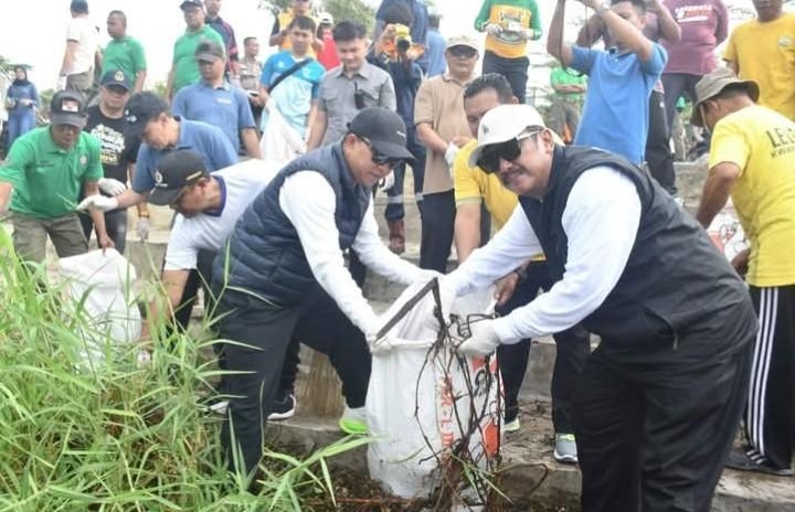 Bupati Turun Tangan Bersihkan Pantai, Sukabumi Rawat Gadobangkong Jelang Ramadan 