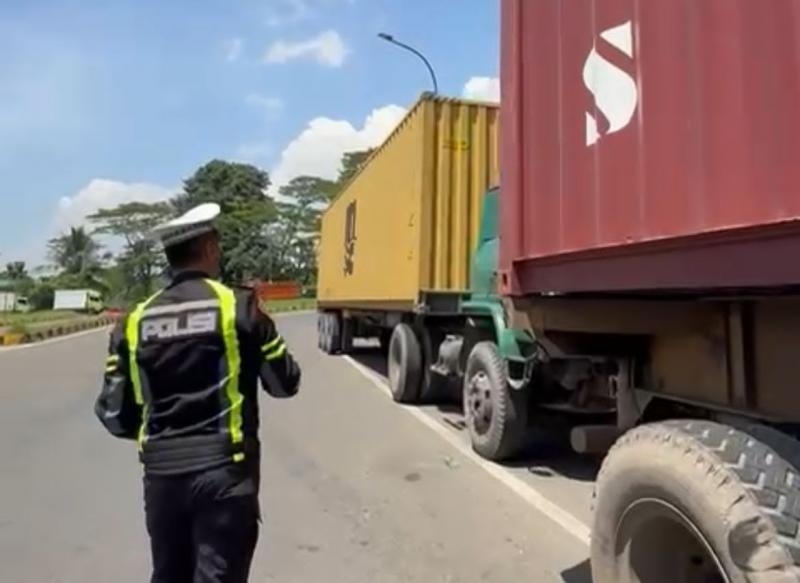 Satlantas Polres Karawang Konsisten Berlakukan Pembatasan Kendaraan Sumbu 3 saat Operasi Lodaya
