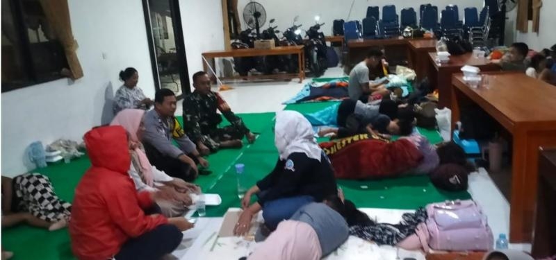 Bentuk Sinergitas TNI-Polri, Bhabinkamtibmas Purwadana dan Babinsa Sambangi Pengungsi Banjir di Aula Kantor Desa