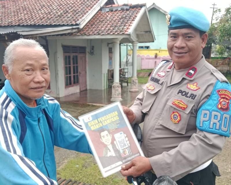 Bripka Faridil Polsek Banyusari Terus Melaksanakan Sosialisasi QR Barcode ke Masyarakat Pengaduan Divisi Propam Polri Bidpropam Polda Jabar