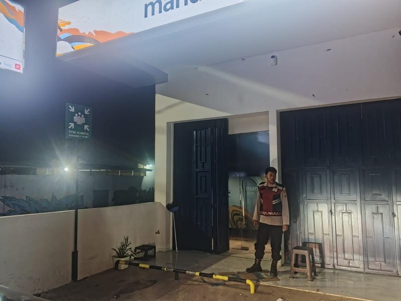 Anggota Polsek Batujaya Ciptakan Keamanan di Bank Mandiri Unit Batujaya pada malam hari
